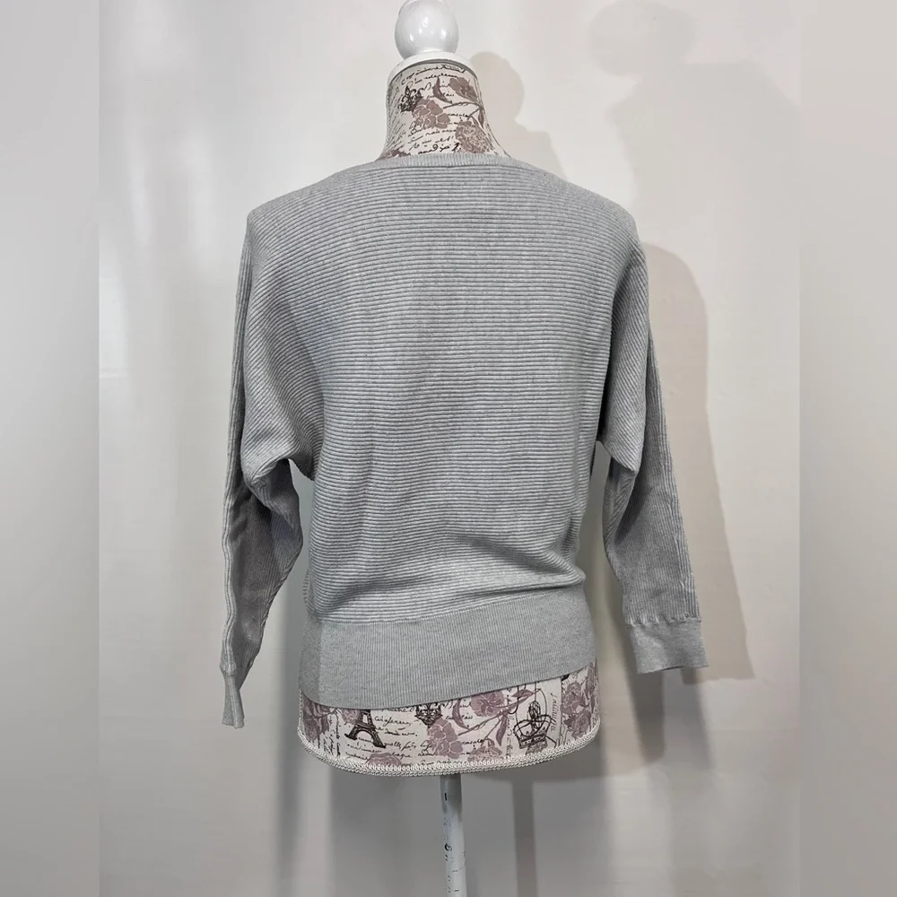 🛍️CARMEN MARC VALVO Light gray bat wing sweater‎ size S.